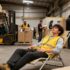 un jeune homme dort sur une chaise longue dans un entreprôt logistique pour dire stop aux idées reçues en intérim logistique avec abn recrutement