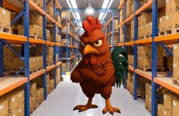 un coq français en colère dans un entrepôt logistique