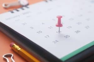 calendrier posé sur une table