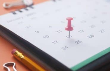 calendrier posé sur une table