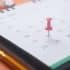 calendrier posé sur une table